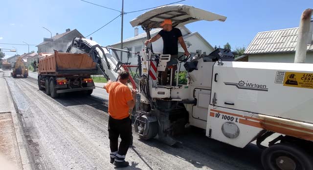 Radnici Lika cesta danas su sanirali kanal plinovoda na državnoj cesti kod Novog mosta u Gospiću/Snimio Marko ČULJAT                                                                                                                                      